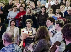 Концерт солдатской песни в Камышине: главной героиней в зале ДК «Текстильщик» стала мама Героя России камышанина Александра Колгатина (ВИДЕО)