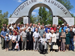 Камышинские строители-ветераны держатся, и на встречах под символической аркой все еще многолюдно