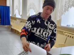 В селе Семеновка Камышинского района 16 марта проголосовал на выборах боец с передовой, прибывший в отпуск, отец четверых детей Алексей Генрих
