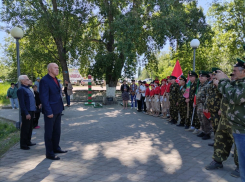 Председатель Камышинской городской думы Владимир Пономарев сказал спич бывшим пограничникам у символического полосатого столба