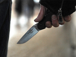 Когда компании не хватило спиртного, в «залог» забрали мобильник у одного из выпивающих - под ножом