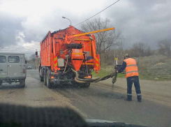 В Камышине дорожники охватили асфальтовым ямочным ремонтом улицу Рязано-Уральскую
