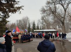 В камышинском парке Комсомольцев-добровольцев на возложении цветов собралось много молодежи 2 февраля