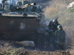 На полигоне в Волгоградской области мобилизованные военнослужащие отработали выход из засады