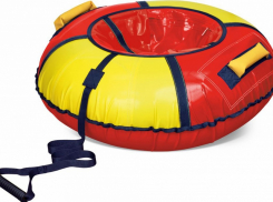 Взрослый мужчина ускорил «ватрушку», она врезалась в прохожего, который получил перелом