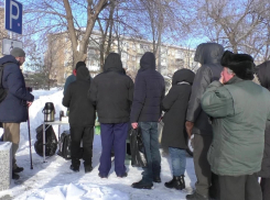 В Камышине очередь горожан собралась за бесплатными горячими обедами на улице Рижской