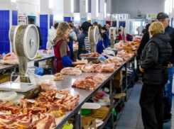 Волгоградская область числится в лидерах ЮФО по производству мяса, но цены на него на рынках держатся - ого-го