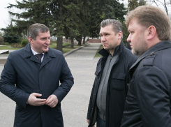 Двойные стандарты: губернатор Андрей Бочаров не носит маску и не соблюдает дистанцию, - «Блокнот Волгограда»