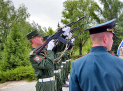 В Камышине оружейные залпы прозвучали у мемориала павшим героям, к которому принесли цветы камышане