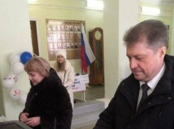 Телеграм-канал администрации Камышина показал с утра, как голосует на выборах президента Станислав Зинченко с женой