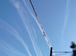 Заполонившие небо следы самолетов напугали жителей Волгоградской области (ВИДЕО)
