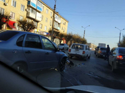 Из-за аварии в центре  Камышина образовалась пробка в два ряда