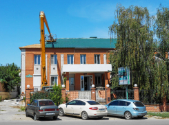 В Камышине на здании печально известного бывшего офиса КПК «Честь» новый собственник  решил покрасить крышу