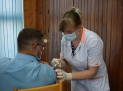 Администрация Камышина доложила народу, что чиновники местного «Белого дома» на улице Октябрьской вакцинировались коллективно