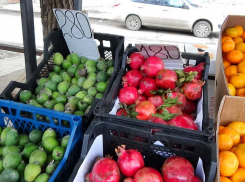 Камышане «распробовали» фейхоа и «подняли» на нее цены на уличных рынках