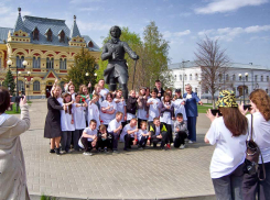 Школьники из Камышинского района после театрального фестиваля отправились фотографироваться на набережную