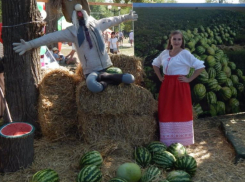 Пресс-служба губернатора сообщает, что туристы «толпятся» в Волгоградской области, и Камышинский Арбузный фестиваль здесь «в тему»