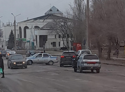 В Камышине на улице Базарова столкнулись легковушки у «лежачего полицейского»