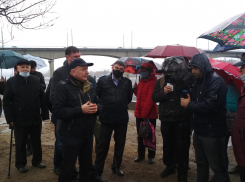 В Камышине в парке «Топольки» под дождем прошли диалоги чиновников с народом по поводу нового проекта набережной и судьбы деревьев