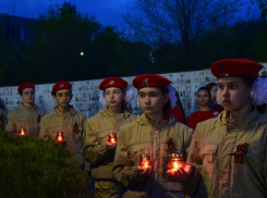 В Камышине участники шествия «Георгиевская лента» зажгли поминальные свечи у «Стены памяти»