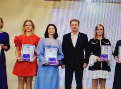 Глава Камышина Станислав Зинченко сфотографировался в окружении лучших воспитательниц, но экспрессия его заметки досталась только одной