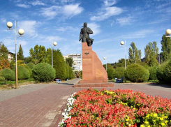 Посоветовала бы озеленителям Камышина менять цветы у памятника Маресьеву, чтобы клумба выглядела опрятной и осенью, - камышанка