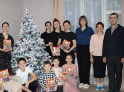 Переехавшие из Курской области в Камышинский район супруги Надежда и Олег Лунгу и их 15 детей - это скрипачи, пианисты, виолончелисты, и все певцы!