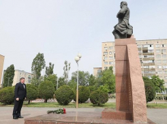 В Камышин, не афишируя визита, приехал губернатор Андрей Бочаров и возложил цветы к памятнику Алексею Маресьеву в день рождения летчика-Героя