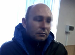 Негодяй напал на женщину у магазина и вырвал у нее сумки с продуктами