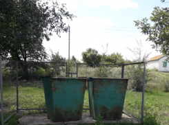 «Мусорный» оператор контейнеры в Камышинском районе не выставляет, а квитанции за услугу по сбору отходов отправляет даже «на тот свет»