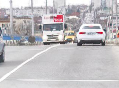 В Камышине утро понедельника началось с пробки на мосту из-за ДТП