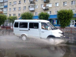Первый летний дождь обозначил все «впадины» на камышинских дорогах, которые водители преодолевают, обдавая пешеходов с головы до ног