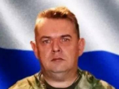 В Камышинском районе на похоронах погибшего в СВО старшего прапорщика Андрея Киприна его жене передали орден Мужества бойца