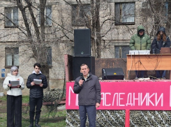 В Камышине заместитель спикера гордумы и две дамы из депутатского корпуса вместе с учащимися колледжа вышли высадить сад и сказать речь