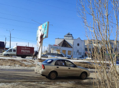 Страшно смотреть, как в Камышине «верхолазы» без всякой страховки меняют на высоте рекламные баннеры! - камышанка