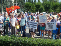 В Камышине состоялся многочисленный и эмоциональный митинг против увеличения пенсионного возраста