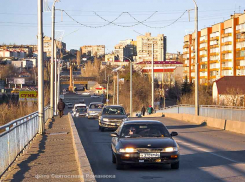 Камышане требуют привлечь к ответственности «толпу», красившую в ураган Бородинский мост и заляпавшую автомобили краской