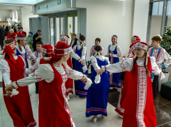 В Камышине в ДК «Текстильщик» прошел День народного единства в «мультиформате»: здесь пели,  дегустировали и плели сети для СВО