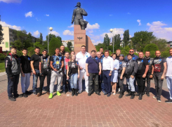 В Камышине у памятника Маресьеву сделал остановку мотопробег, посвященный Дню России