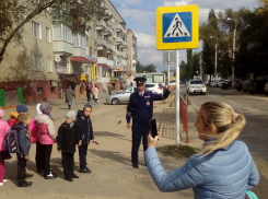 Учащимся школы №14 гоставтоинспекторы города Камышина подарили светоотражающие браслеты