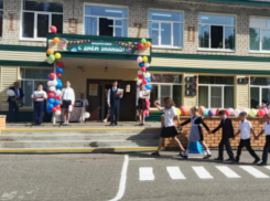 Как проходят праздничные линейки в школах Камышинского района