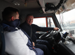 Андрей Бочаров сел за руль КАМАЗа, проехал по участку обхода Волгограда и рассказал про мост-мечту через Волгу у трассы Камышин - Волгоград