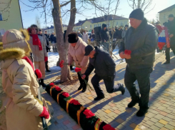 Цветы легли к подножию памятника «Черный тюльпан» в Камышинском районе