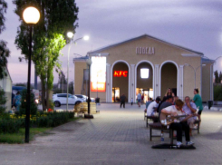 В Камышине сам собой организовался местный «Арбат» у «Победы» - осталось вымести окурки и вытряхнуть урны поблизости