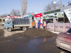 В Камышине на Комсомольской площади решили подремонтировать ограждение, будут ли вывозить с нее грязные кучи снега - неизвестно 