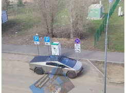 Камышане в соцсетях показали «залетевшую» в наш город «машину Илона Маска»
