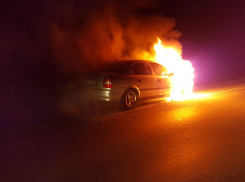 Минувшей ночью в Камышине в 5 микрорайоне в столб огня превратился «Форд Фокус»