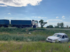 На трассе между Камышином и Волгоградом «КАМАЗ» смял «Ладу» с полным салоном