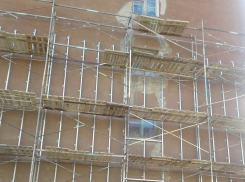 Ремонт дома в Московском переулке Камышина грозит жильцам встречей зимы со щелями в стенах