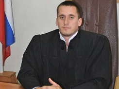 В Камышине в день похорон убитого судьи Василия Ветлугина 18 августа местные паблики выложили свадебное фото покойного